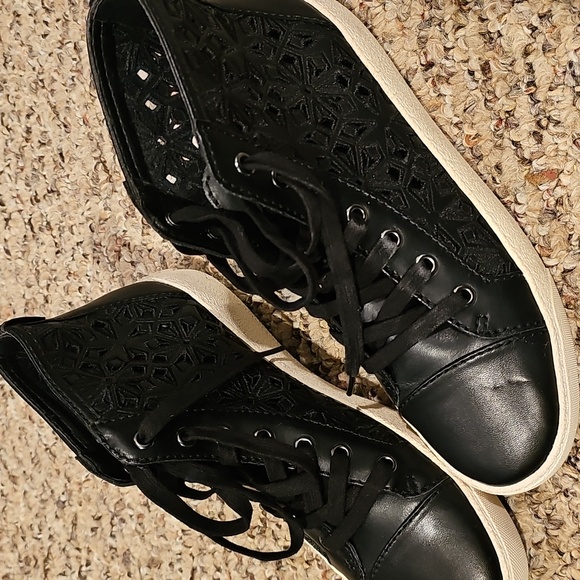 Black sam Edelman floral cutout sneakers...excellent!..size 7 - Picture 8 of 8